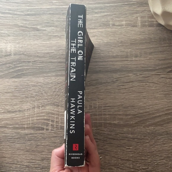 The Girl on the Train paperback book Paula Hawkins bookclub easy read - Picture 4 of 4